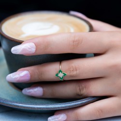 Yeşil Mineli Minimal Tasarım Altın Yüzük